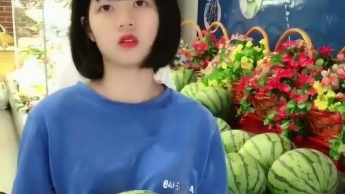 网红弟弟吃瓜图片搞笑版,萌态十足引网友爆笑  第3张